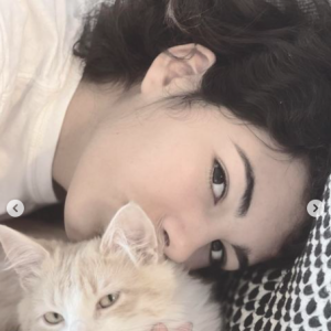 La fille de Frédéric Diefenthal prend la pose avec le chaton de la famille sur Instagram.