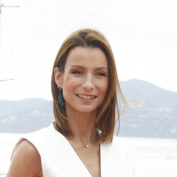 Jennifer Lauret au photocall de la série "Demain nous appartient" lors de la 5ème saison du festival International des Séries "Canneseries" à Cannes, France, le 2 avril 2022. © Denis Guignebourg/Bestimage