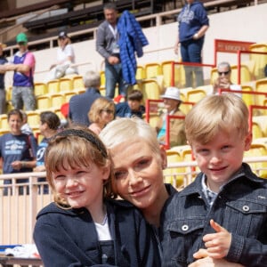 La princesse Charlène de Monaco et lses enfants le prince Jacques de Monaco et la princesse Gabriella de Monaco lors de l' édition 2022 du Tournoi Sainte Dévote de Rugby au Stade Louis II à Monaco le 7 mai 2022 © Olivier Huitel / Pool Monaco / Bestimage 