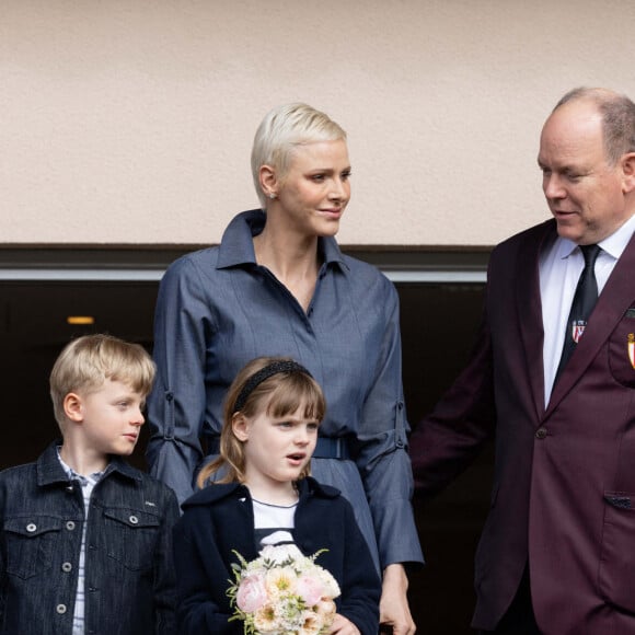 Le prince Albert II de Monaco, la princesse Charlène de Monaco et leurs enfants le prince Jacques de Monaco et la princesse Gabriella de Monaco lors de l' édition 2022 du Tournoi Sainte Dévote de Rugby au Stade Louis II à Monaco le 7 mai 2022 © Olivier Huitel / Pool Monaco / Bestimage 