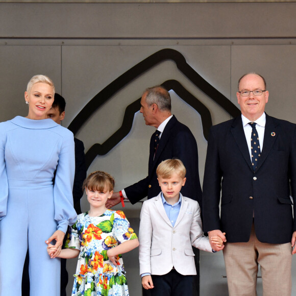 La princesse Charlene de Monaco, le prince Albert de Monaco, Louis Ducruet, la princesse Gabriella de Monaco (robe Dolce & Gabbana, sandales Jacadi), comtesse de Carladès, et le prince Jacques de Monaco, marquis des Baux, au podium du Grand Prix de Monaco 2022 de F1, à Monaco, le 2ç mai 2022. © Bruno Bebert/Bestimage 