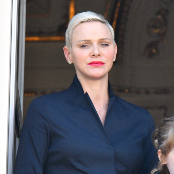 La princesse Charlene de Monaco durant la procession de la Fête Dieu sur la place du Palais, le 16 juin 2022. C'est le retour officiel de la princesse Charlene depuis l'annonce de sa contamination à la COVID début juin. Pendant ce jour férié à Monaco, la Principauté a célébré la Fête-Dieu (Corpus Domini). Cette fête catholique, instituée par le pape Urbain IV en 1264, se tient chaque année le jeudi qui suit la Trinité, soixante jours après Pâques. Elle célèbre la présence réelle de Jésus-Christ sous les apparences du pain et du vin, devenus son corps et son sang. © Bruno Bebert / Bestimage 