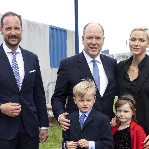 Le prince Haakon de Norvège, le prince Albert II de Monaco, la princesse Charlene, le prince Jacques et la princesse Gabriella - Le prince Albert II de Monaco inaugure l'exposition l'exposition "Sailing the Sea of Science, Scientist and explorer. Prince Albert Ier and the early norwegian exploration of Svalbard " au Fram Museum à Oslo le 22 juin 2022. Cette exposition, proposée par le Fram Museum en coopération avec le Comité Albert Ier, avec la contribution des Archives du Palais princier, de l'Institut audiovisuel de Monaco et du Musée océanographique de Monaco, retrace les campagnes scientifiques du Prince Albert Ier au Spitzberg, île principale du Svalbard, en 1898, 1899, 1906 et 1907. Plus tôt dans la journée, le Prince Albert II et la Princesse Charlène étaient les invités du Roi Harald V et de la Reine Sonja de Norvège pour un déjeuner dans leur résidence privée Bygdø Kongsgaard Le jeudi 23 juin, à Longyearbyen capitale du Spitzberg, S.A.S. le Prince Albert II dévoilera un buste en bronze du Prince Albert Ier offert à l'Institut polaire Norvégien de Longyearbyen en mémoire de ses nombreuses expéditions arctiques et de ses liens avec les explorateurs norvégiens Ce voyage commémoratif se poursuivra par une croisière privée à bord du commandant Charcot qui naviguera de Longyearbyen à Longyearbyen jusqu'au 80e degré nord en suivant l'itinéraire emprunté par le Prince Albert Ier lors de ses campagnes. 