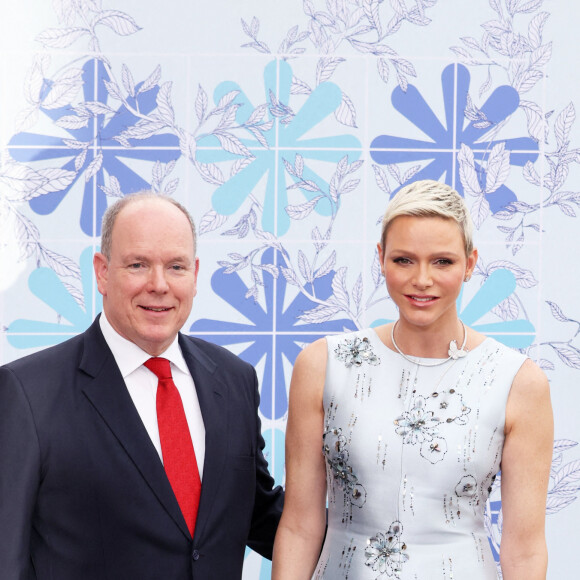 Le prince Albert II de Monaco, la princesse Charlène de Monaco - 73ème Gala de la Croix-Rouge Monégasque qui avait lieu pour la première fois sur les Terrasses du Soleil, entre la façade magistrale de l'Opéra Garnier Monte-Carlo et la mer Méditerrannée à Monaco le 18 juillet 2022. © Dominique Jacovides/Bestimage 