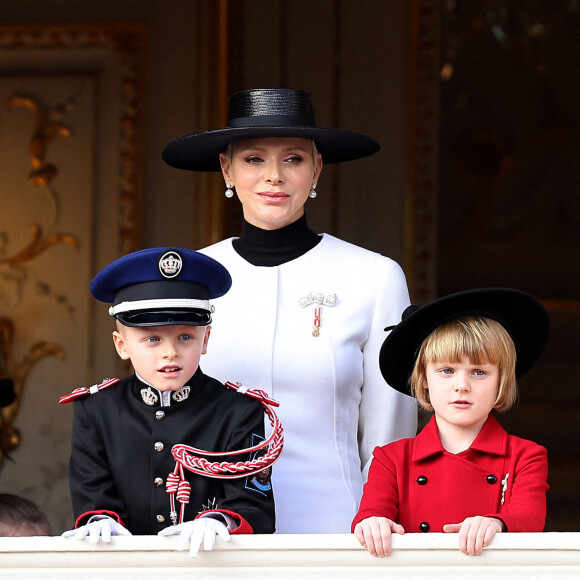 La princesse Charlene de Monaco et ses enfants Le prince Jacques de Monaco, marquis des Baux et La princesse Gabriella de Monaco, comtesse de Carladès - La famille princière au balcon du palais lors de la Fête Nationale de la principauté de Monaco le 19 novembre 2022. © Dominique Jacovides / Bruno Bebert / Bestimage 