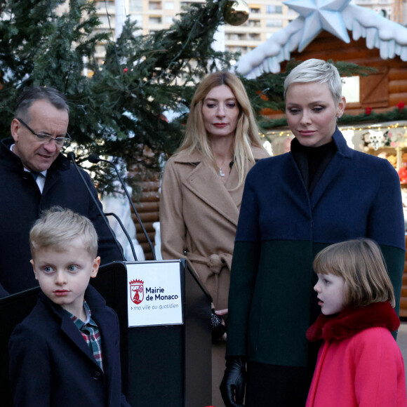 La princesse Charlene de Monaco, et ses enfants le prince Jacques et la princesse Gabriella lors de l'inauguration du marché de Noël à Monaco. Le 2 décembre 2022. © Claudia Albuquerque / Bestimage 