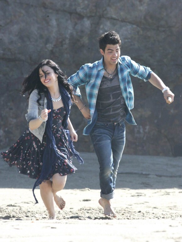Joe Jonas et Demi Lovato sur le tournage du clip Making a Wave au restaurant The Sunset à Malibu le 15 février 2010