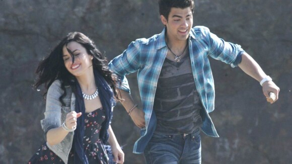 Joe Jonas, éperdument amoureux de la ravissante Demi Lovato... sur une plage paradisiaque !
