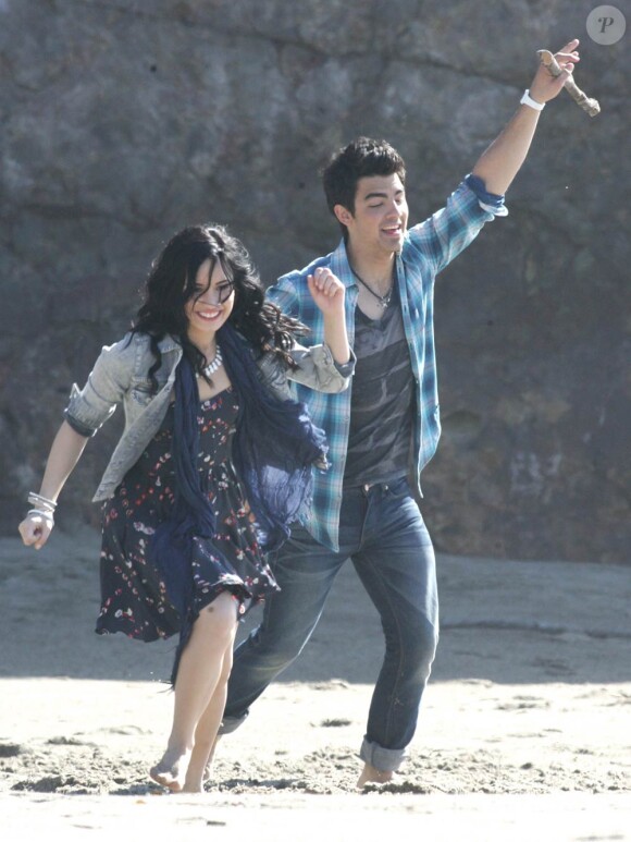Joe Jonas et Demi Lovato sur le tournage du clip Making a Wave au restaurant The Sunset à Malibu le 15 février 2010