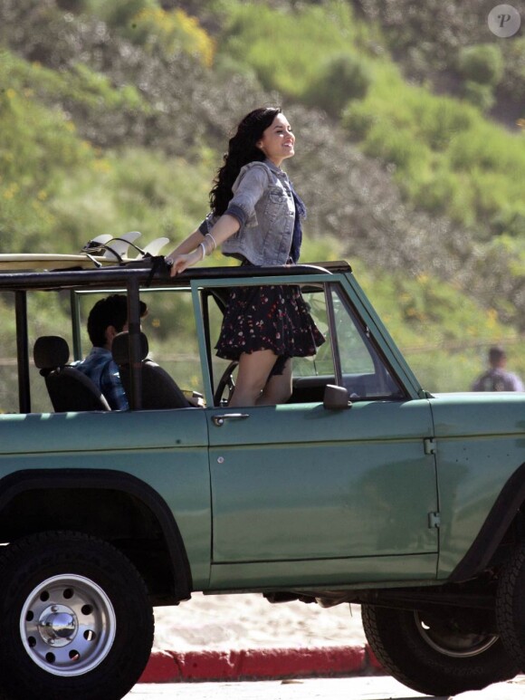 Joe Jonas et Demi Lovato sur le tournage du clip Making a Wave au restaurant The Sunset à Malibu le 15 février 2010