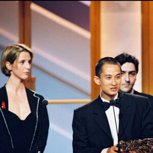 Anh Hung Tran, César du meilleur premier film pour L'Odeur de la papaye verte aux César en 1994. Son trophée lui a été remis par Sandrine Kiberlain et Yvan Attal