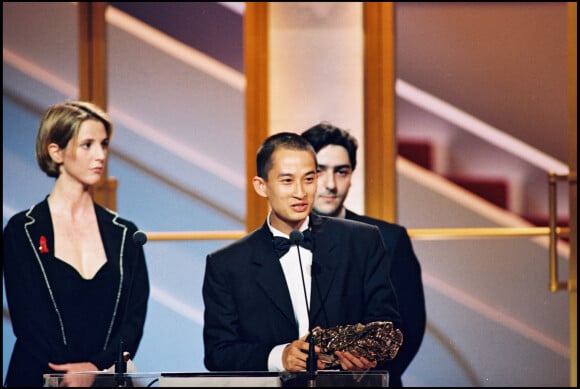 Anh Hung Tran, César du meilleur premier film pour L'Odeur de la papaye verte aux César en 1994. Son trophée lui a été remis par Sandrine Kiberlain et Yvan Attal