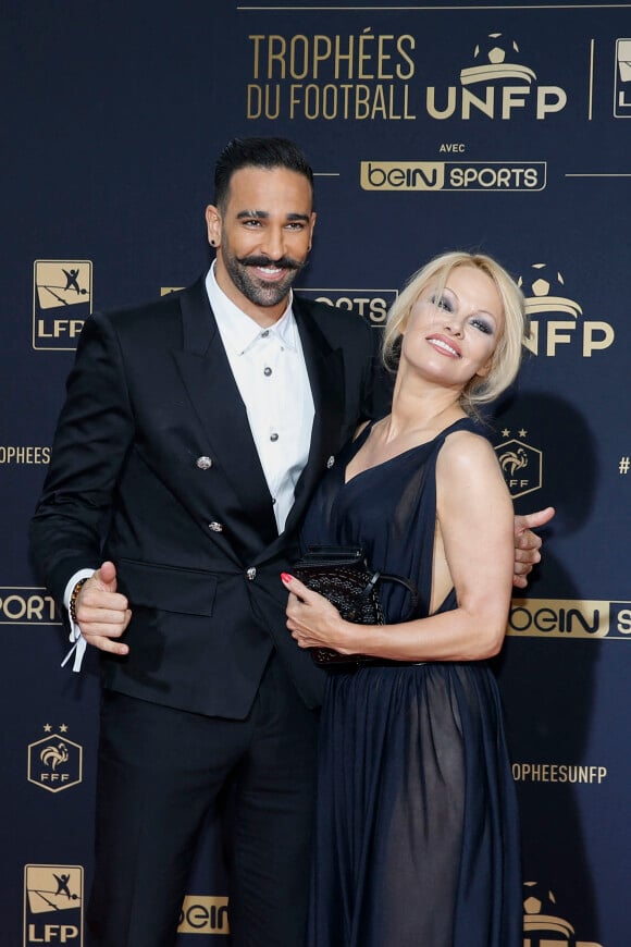 Adil Rami et sa compagne Pamela Anderson au photocall de la 28ème cérémonie des trophées UNFP (Union nationale des footballeurs professionnels) au Pavillon d'Armenonville à Paris, France, le 19 mai 2019. 