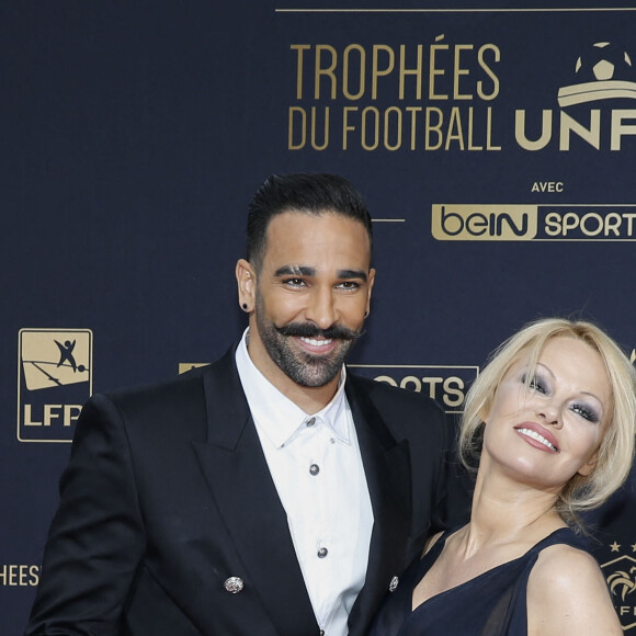 Adil Rami et sa compagne Pamela Anderson au photocall de la 28ème cérémonie des trophées UNFP (Union nationale des footballeurs professionnels) au Pavillon d'Armenonville à Paris, France, le 19 mai 2019. 