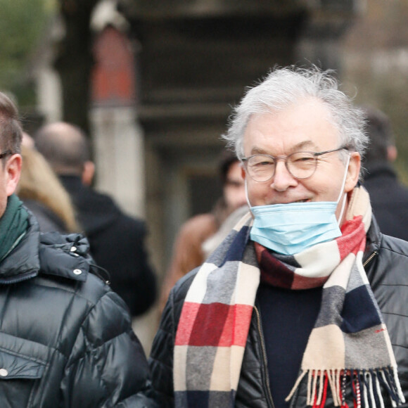 Dominique Besnehard - Obsèques de Mylène Demongeot au cimetière du Père Lachaise à Paris, le 10 décembre 2022. © Christophe Clovis / Bestimage