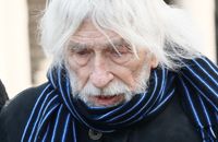 Obsèques de Mylène Demongeot : Pierre Richard soutenu par sa femme dans la douleur