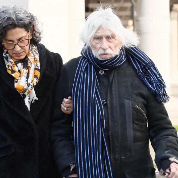 Pierre Richard et sa femme Ceyla Lacerda - Obsèques de Mylène Demongeot au cimetière du Père Lachaise à Paris, le 10 décembre 2022. © Christophe Clovis / Bestimage