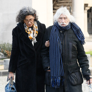 Pierre Richard et sa femme Ceyla Lacerda - Obsèques de Mylène Demongeot au cimetière du Père Lachaise à Paris, le 10 décembre 2022. © Christophe Clovis / Bestimage