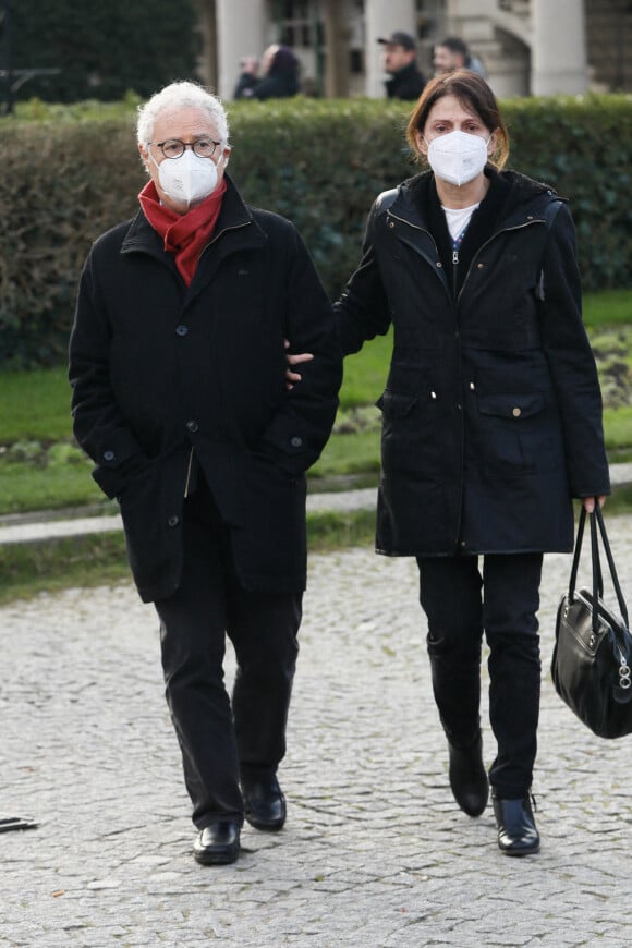 Daniel Prévost et sa compagne Françoise - Obsèques de Mylène Demongeot au cimetière du Père Lachaise à Paris, le 10 décembre 2022. © Christophe Clovis / Bestimage