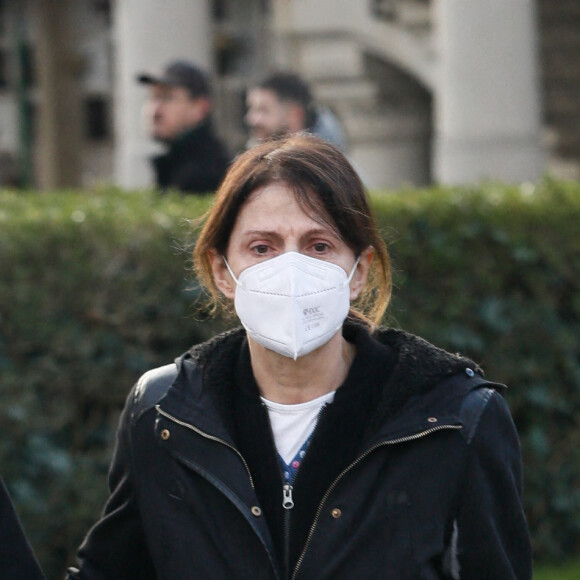 Daniel Prévost et sa compagne Françoise - Obsèques de Mylène Demongeot au cimetière du Père Lachaise à Paris, le 10 décembre 2022. © Christophe Clovis / Bestimage