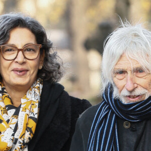 Pierre Richard et sa femme Ceyla Lacerda - Obsèques de Mylène Demongeot au cimetière du Père Lachaise à Paris, le 10 décembre 2022. © Christophe Clovis / Bestimage