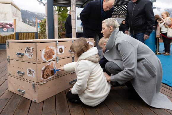 Le prince Albert II et la princesse Charlène de Monaco, accompagnés de leurs enfants Jacques et Gabriella, au Musée océanographique de Monaco. Le 10 décembre 2022. © Olivier Huitel / Pool Monaco / Bestimage