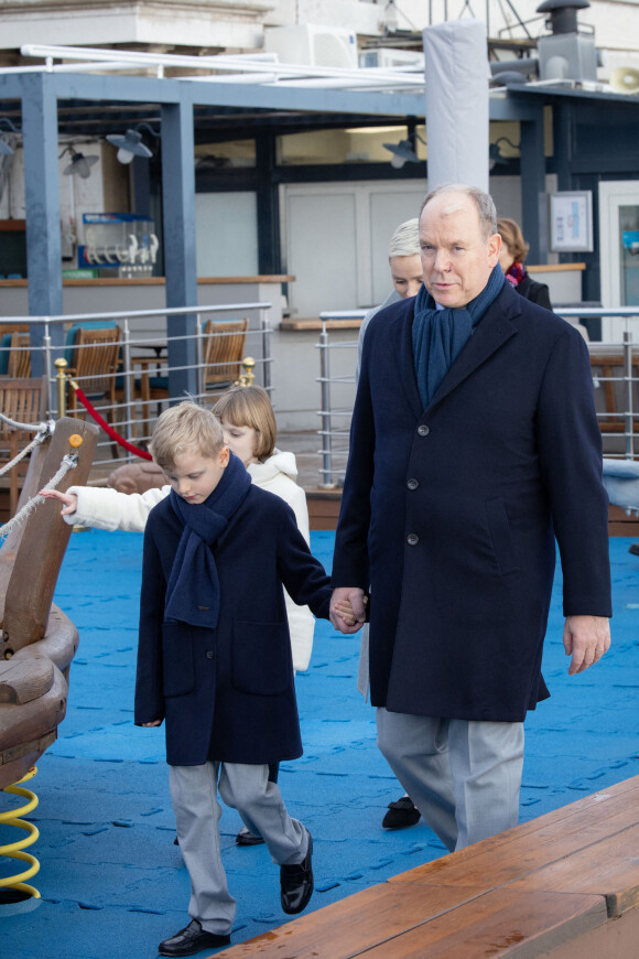 Le prince Albert II et la princesse Charlène de Monaco, accompagnés de leurs enfants Jacques et Gabriella, au Musée océanographique de Monaco. Le 10 décembre 2022. © Olivier Huitel / Pool Monaco / Bestimage