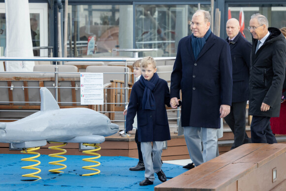 Le prince Albert II et la princesse Charlène de Monaco, accompagnés de leurs enfants Jacques et Gabriella, au Musée océanographique de Monaco. Le 10 décembre 2022. © Olivier Huitel / Pool Monaco / Bestimage