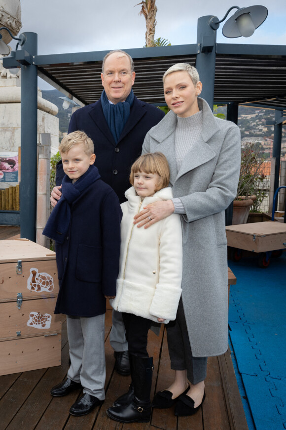 Le prince Albert II et la princesse Charlène de Monaco, accompagnés de leurs enfants Jacques et Gabriella, au Musée océanographique de Monaco. Le 10 décembre 2022. © Olivier Huitel / Pool Monaco / Bestimage