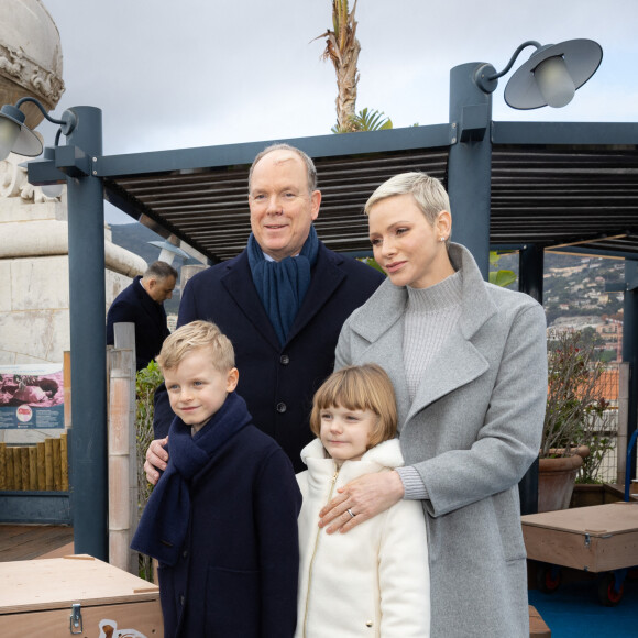 Le prince Albert II et la princesse Charlène de Monaco, accompagnés de leurs enfants Jacques et Gabriella, au Musée océanographique de Monaco. Le 10 décembre 2022. © Olivier Huitel / Pool Monaco / Bestimage