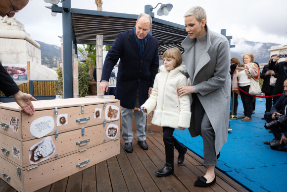 Le prince Albert II et la princesse Charlène de Monaco, accompagnés de leurs enfants Jacques et Gabriella, au Musée océanographique de Monaco. Le 10 décembre 2022. © Olivier Huitel / Pool Monaco / Bestimage