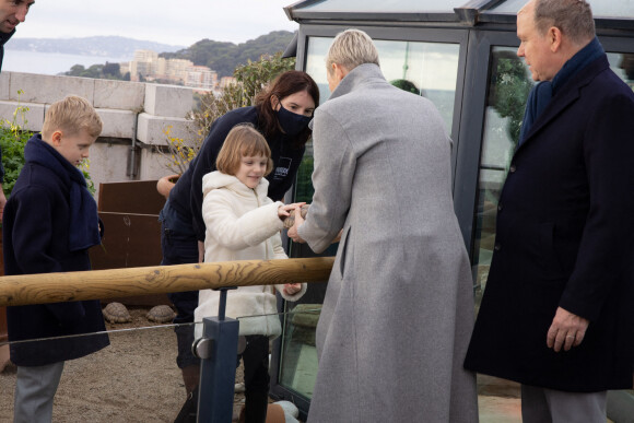 Le prince Albert II et la princesse Charlène de Monaco, accompagnés de leurs enfants Jacques et Gabriella, au Musée océanographique de Monaco. Le 10 décembre 2022. © Olivier Huitel / Pool Monaco / Bestimage