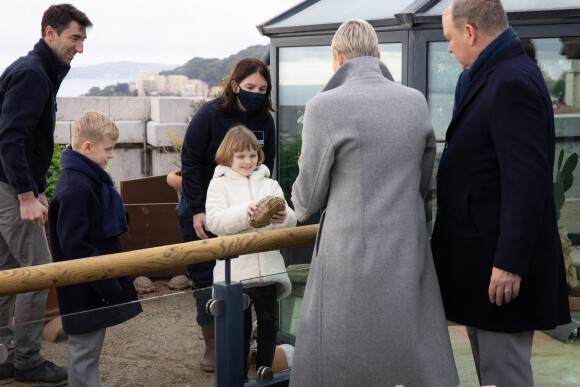 Le prince Albert II et la princesse Charlène de Monaco, accompagnés de leurs enfants Jacques et Gabriella, au Musée océanographique de Monaco. Le 10 décembre 2022. © Olivier Huitel / Pool Monaco / Bestimage