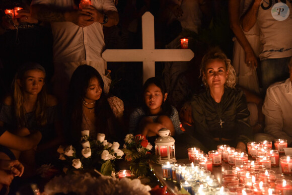 Alcéa Boudou, Laeticia Hallyday et ses filles Jade et Joy - Pour le deuxième anniversaire de la mort de Johnny, Laeticia Hallyday et ses filles Jade et Joy se recueillent sur sa tombe au cimetière de Lorient à Saint-Barthélémy le 5 décembre 2019.