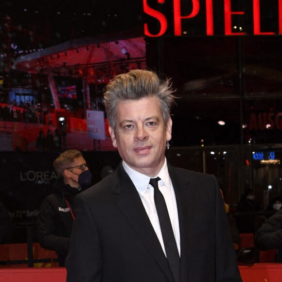 Benjamin Biolay (habillé par la maison Celine) sur le Red Carpet pour la première du film "La Ligne" lors du 72ème festival international du film de Berlin le 11 février 2022.
