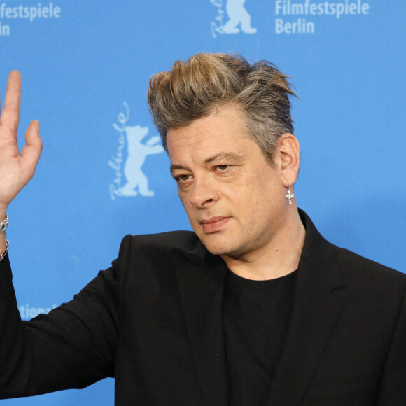 Benjamin Biolay (habillé en Céline) au photocall du film "La Ligne" lors de la 72ème édition du Festival International du Film de Berlin, La Berlinale, à Berlin, Allemagne, le 11 février 2022. © Action Press/Bestimage
