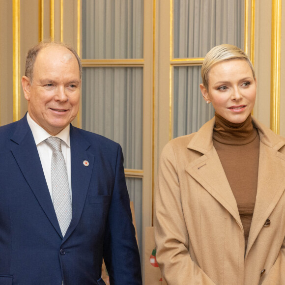 Le Prince Albert II et la princesse Charlène de Monaco assistent à la distribution des cadeaux de Noël de La Croix Rouge à Monte-Carlo, Monaco. © Olivier Huitel/Pool Monaco/Bestimage 