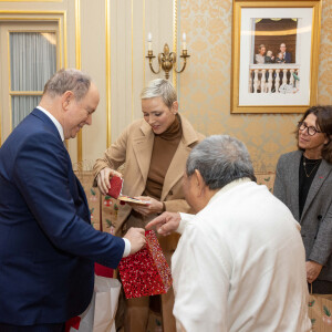 Le Prince Albert II et la princesse Charlène de Monaco assistent à la distribution des cadeaux de Noël de La Croix Rouge à Monte-Carlo, Monaco, le 13 décembre 2022. © Olivier Huitel/Pool Monaco/Bestimage 