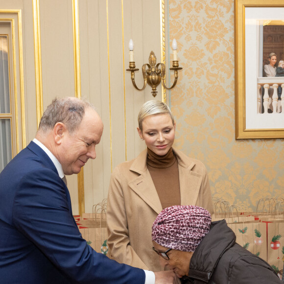 Le Prince Albert II et la princesse Charlène de Monaco assistent à la distribution des cadeaux de Noël de La Croix Rouge à Monte-Carlo, Monaco, le 13 décembre 2022. © Olivier Huitel/Pool Monaco/Bestimage 