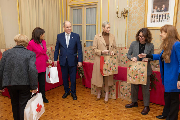 Le Prince Albert II et la princesse Charlène de Monaco assistent à la distribution des cadeaux de Noël de La Croix Rouge à Monte-Carlo, Monaco, le 13 décembre 2022. © Olivier Huitel/Pool Monaco/Bestimage 