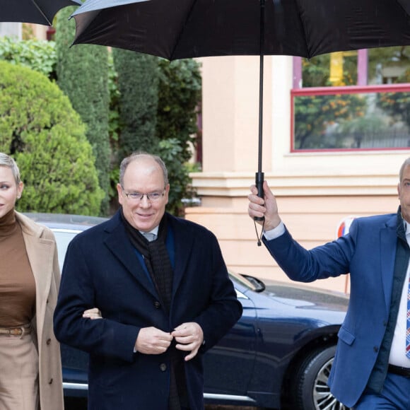 Le Prince Albert II et la princesse Charlène de Monaco assistent à la distribution des cadeaux de Noël de La Croix Rouge à Monte-Carlo, Monaco, le 13 décembre 2022. © Olivier Huitel/Pool Monaco/Bestimage 