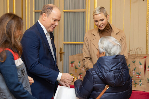 Le Prince Albert II et la princesse Charlène de Monaco assistent à la distribution des cadeaux de Noël de La Croix Rouge à Monte-Carlo, Monaco, le 13 décembre 2022. © Olivier Huitel/Pool Monaco/Bestimage 