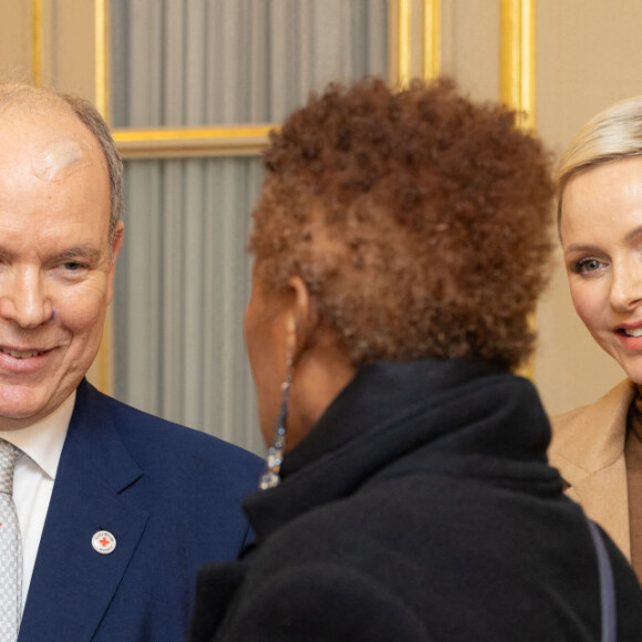 Le Prince Albert II et la princesse Charlène de Monaco assistent à la distribution des cadeaux de Noël de La Croix Rouge à Monte-Carlo, Monaco, le 13 décembre 2022. © Olivier Huitel/Pool Monaco/Bestimage 