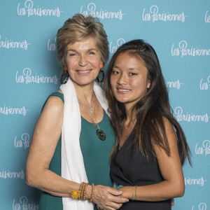 Exclusif - Véronique Jannot et sa fille Migmar - Photocall de la première du spectacle "Les Parisiennes" aux Folies Bergères à Paris le 24 mai 2018. Laurent Ruquier fait revivre Les Parisiennes pour un spectacle musical mêlant chant, danse, comédie. A.Dombasle, M.Galanter, H.Noguerra et I.Modja reprennent en live les succès pop et drôles du groupe culte des années 1960 et 1970. Laurent Ruquier, metteur en scène et animateur vedette de France 2, donne un nouveau souffle au spectacle qui le faisait rêver lorsqu'il était enfant. © Olivier Borde - Pierre Perusseau/Bestimage 