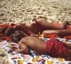 Laure Manaudou : sieste câline ses enfants Manon et Lou sur la plage