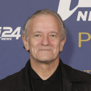 Francis Huster au photocall de la soirée de gala de la chaine i24News à Chaillot - Théâtre national de la Danse à l'occasion de la célébration du 2ème anniversaire de la signature des Accords d'Abraham, Paris le 5 septembre 2022. © Jack Tribeca / Bestimage 