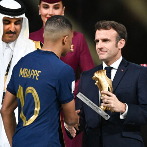 Kylian Mbappé (meilleur buteur de la Coupe du monde 2022), le président Emmanuel Macron - Remise du trophée de la Coupe du Monde 2022 au Qatar (FIFA World Cup Qatar 2022). Doha, le 18 décembre 2022. © Philippe Perusseau / Bestimage 