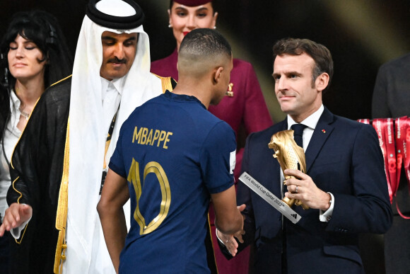 Kylian Mbappé (meilleur buteur de la Coupe du monde 2022), le président Emmanuel Macron - Remise du trophée de la Coupe du Monde 2022 au Qatar (FIFA World Cup Qatar 2022). Doha, le 18 décembre 2022. © Philippe Perusseau / Bestimage 