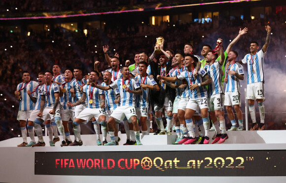 Lionel Messi et ses co-équipiers lors de la remise du trophée de la Coupe du Monde 2022 au Qatar (FIFA World Cup Qatar 2022) à l'équipe d'Argentine qui s'est imposée face à la France (3-3 - tab 2-4). L'Argentine remporte sa troisième Coupe du Monde. Doha, le 18 décembre 2022. © David Klein/Sportimage/Cal Sport Media/Zuma Press/Bestimage