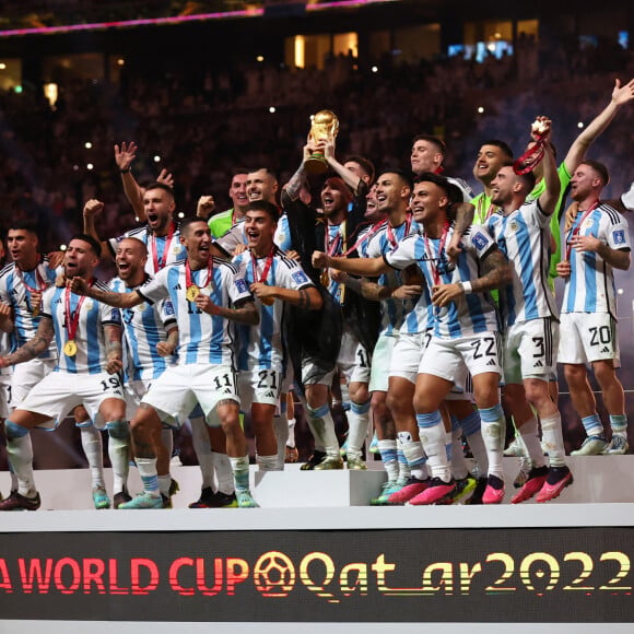 Lionel Messi et ses co-équipiers lors de la remise du trophée de la Coupe du Monde 2022 au Qatar (FIFA World Cup Qatar 2022) à l'équipe d'Argentine qui s'est imposée face à la France (3-3 - tab 2-4). L'Argentine remporte sa troisième Coupe du Monde. Doha, le 18 décembre 2022. © David Klein/Sportimage/Cal Sport Media/Zuma Press/Bestimage